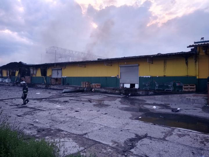 В Стаханове из-за обстрелов горела продуктовая база
