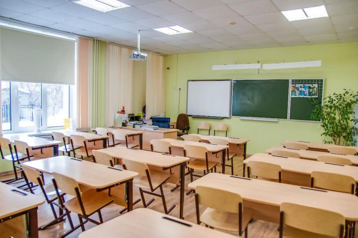 Делегация из Тамбова приступили к ремонту в новоайдарской школе