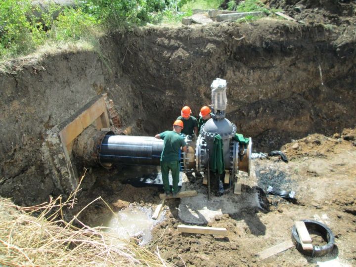 Специалисты из России меняют аварийный участок водовода, подающего воду на Луганск