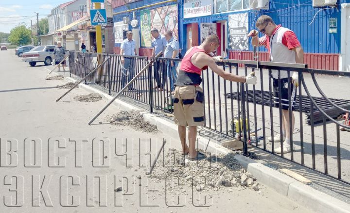 Есть забор и латка на дороге: территорию у свердловского рынка продолжают облагораживать
