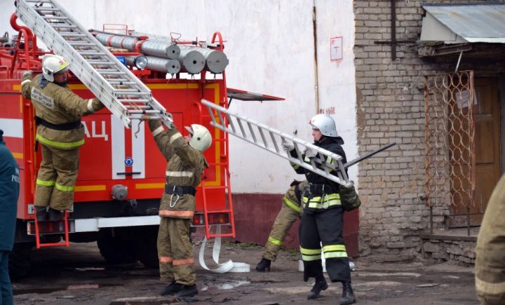 Спасатели спустили пожилого луганчанина с крыши
