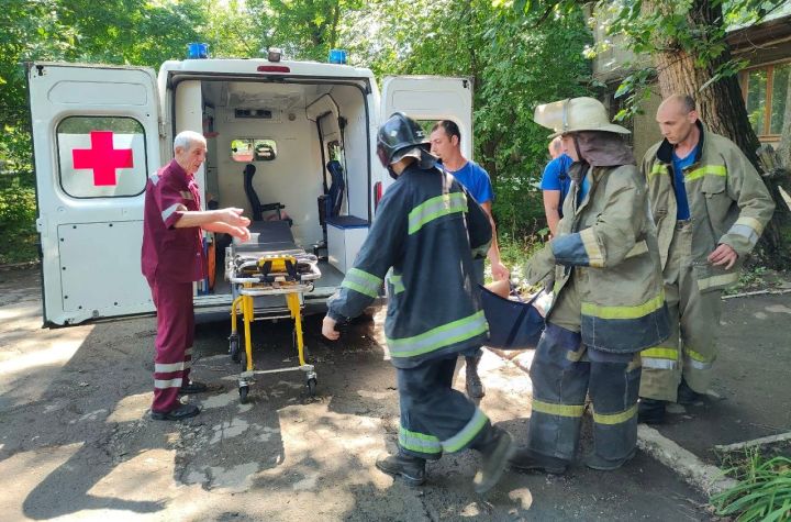 В Стаханове спасли запертую пенсионерку