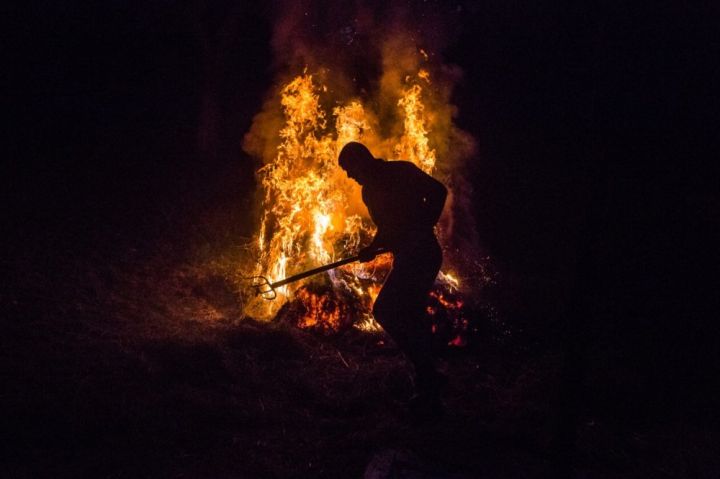 Пожар уничтожил 11 тонн сена и летнюю кухню в Червоногвардейском