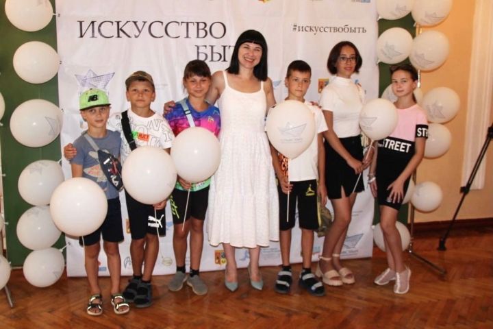 Выставка «Искусство быть» стартовала в Краснодоне