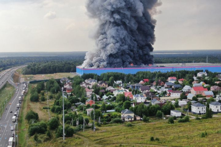 В Подмосковье серьезный пожар – горит склад Ozon
