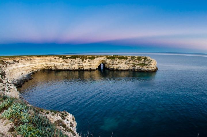 В Крыму машина с двумя туристами упала в море с обрыва