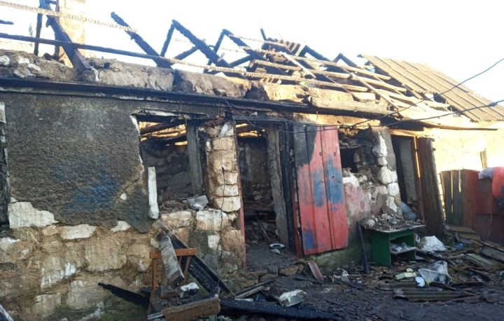 Жители Славяносербского района чуть не лишились дома из-за пожара