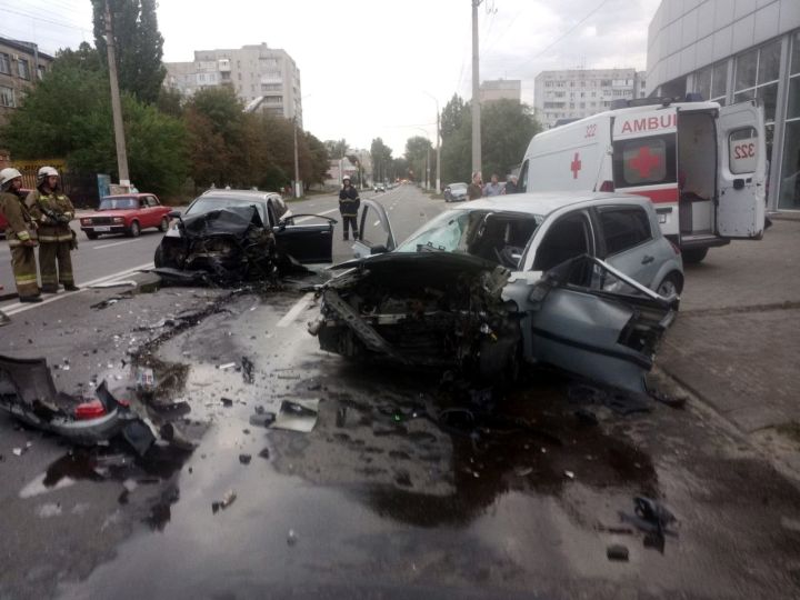 В Луганске столкнулись два автомобиля: есть пострадавшие