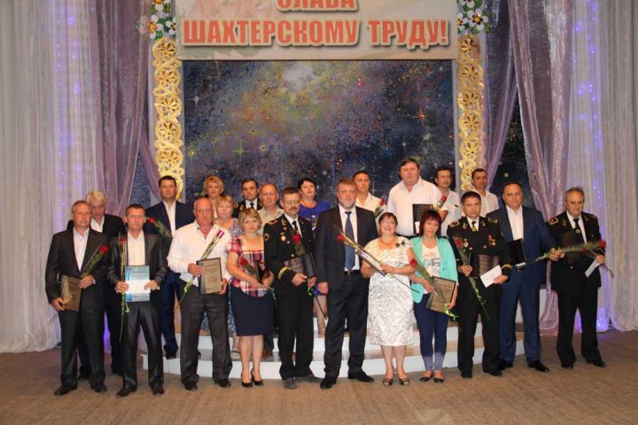 Лучших горняков Свердловска встречали на красной дорожке