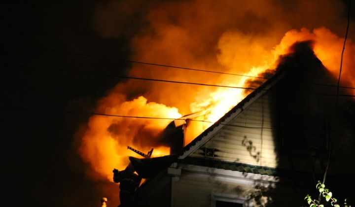 Пожилой мужчина пострадал при пожаре в Луганске