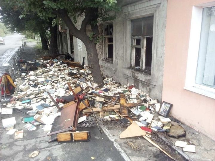 Включенный в розетку торшер стал причиной пожара в квартире в Красном Луче