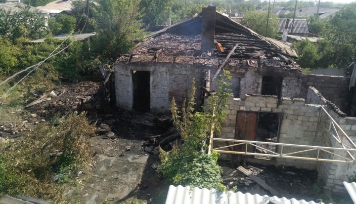 В Перевальске горел дом барачного типа