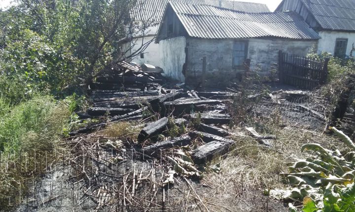 Из-за короткого замыкания в Свердловске горела крыша жилого дома