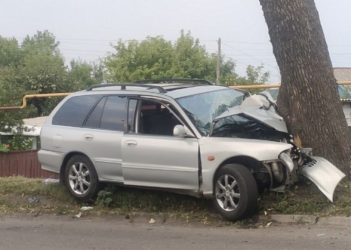 ДТП в Свердловске: внедорожник врезался в дерево