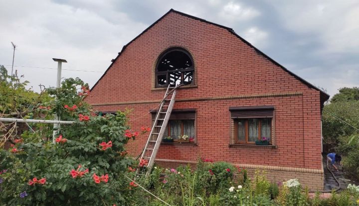 При пожаре в Антраците чуть не сгорел дом