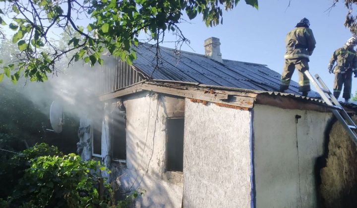 Пожар оставил 56-летнего жителя Антрацита без дома