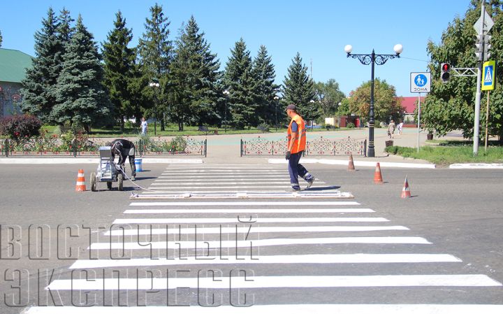 Будьте внимательны: в Свердловске обновляют пешеходные переходы