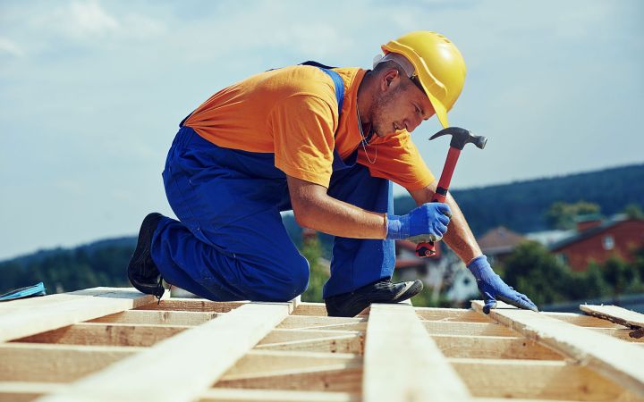 В Стаханове отремонтируют крыши четырех многоэтажек