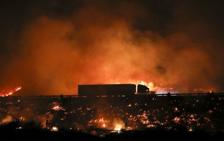 Масштабные пожары бушуют в США: в городах образуются кладбища автомобилей