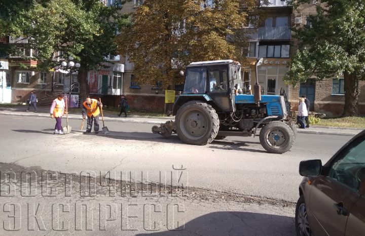 Ремонт дорог в Свердловске идет и в конце сезона