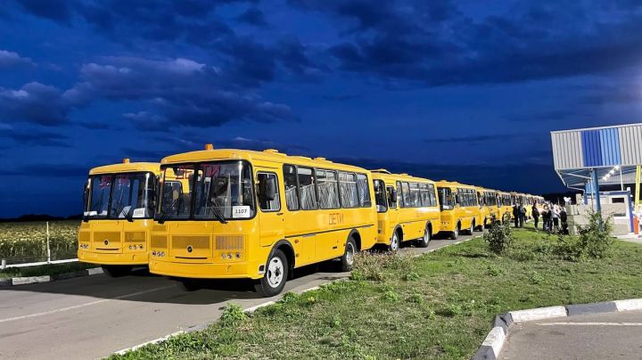 Россия передала в ЛНР 40 школьных автобусов