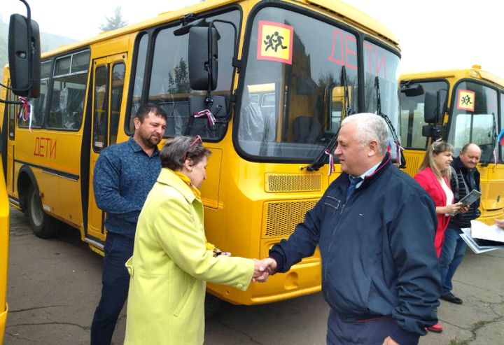 Школы ЛНР продолжают снабжать автобусами