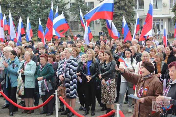 «Мы вернулись домой!»: в Краснодоне прошел митинг в честь вхождения ЛНР в состав РФ