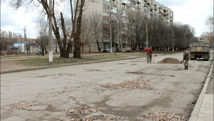 Стартовал ремонт дороги от Красного Луча к Снежному