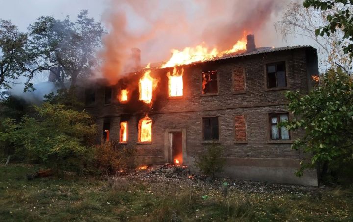 Нежилой дом сгорел в Перевальском районе