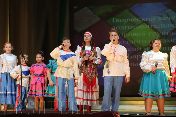 На сцене ДК имени Свердлова –  подрастающее поколение «Барвинка»