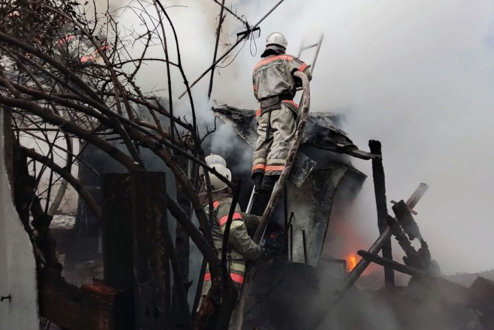 В посёлке Дзержинское горел дом барачного типа