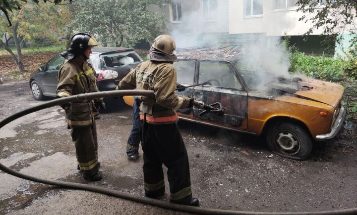 В Луганске сгорел легковой автомобиль