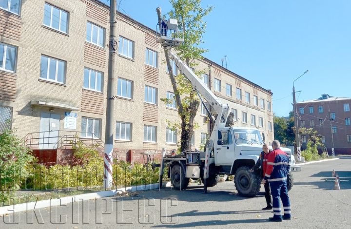 Осенняя обрезка деревьев проходит в Свердловске