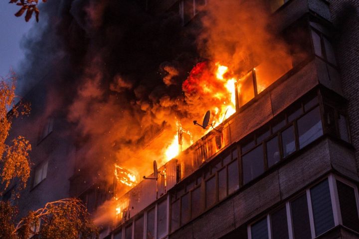 В Рубежном горел пятиэтажный жилой дом