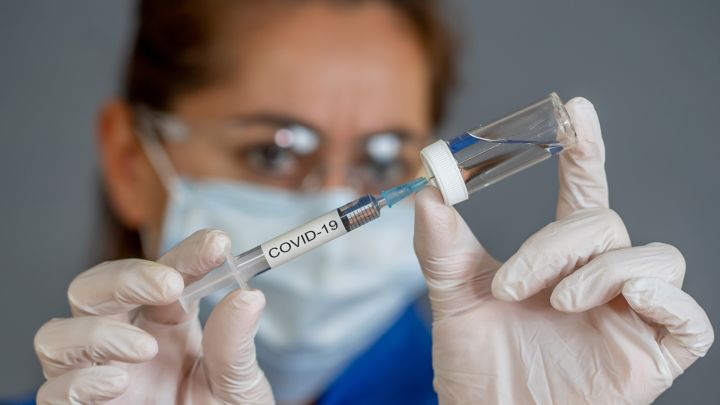 В Свердловской больнице вакцинируют подростков новым препаратом от COVID-19
