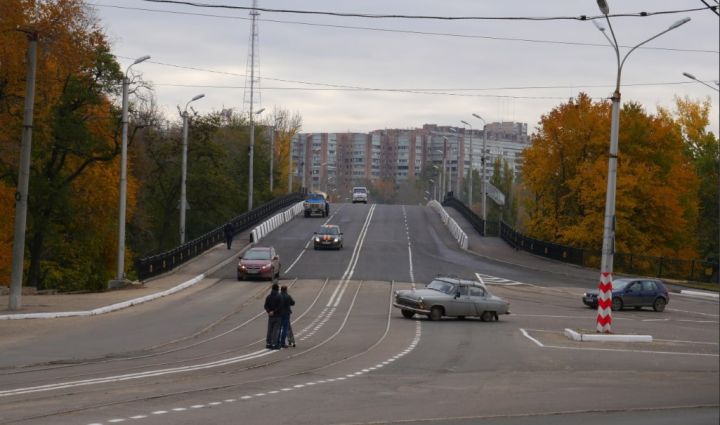 Движение транспорта по мосту в районе парка 1 Мая в Луганске восстановлено