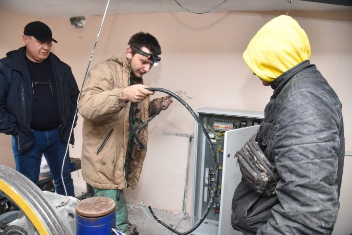 Новые лифты устанавливают в домах Краснодона