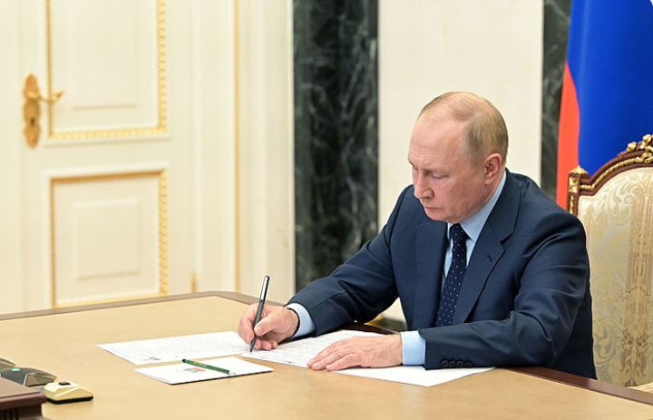 Мобилизованным, служащим по контракту в ВС России, заплатят по 195 тысяч