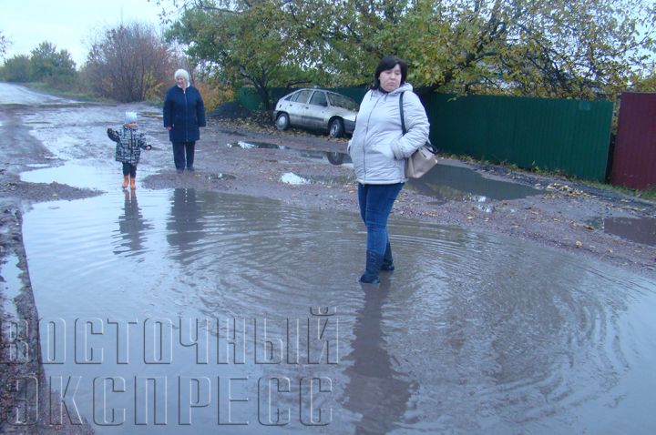 Лужи - по колено: свердловчане и жители Партизана жалуются на маленькие «озёра» на дорогах