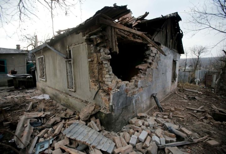 В Стаханове из-под завалов разрушенного обстрелами дома извлекли пенсионера