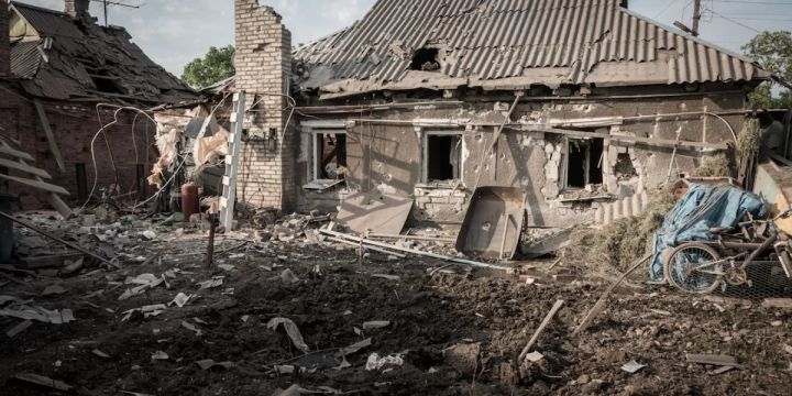 ВСУ обстреляли один из районов Донецка: снаряд попал в жилой дом с пенсионерками