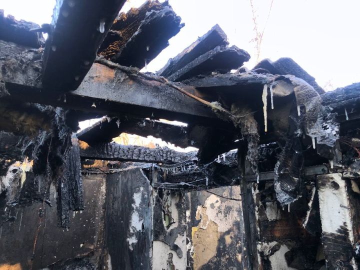 В Луганске семейная пара осталась без дома из-за пожара