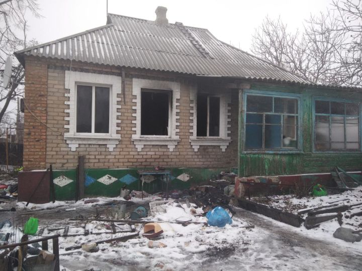 В Красном Луче отец спас на пожаре своего 7-летнего сына