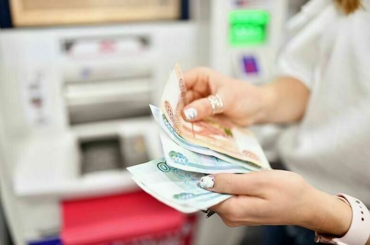 В некоторых районах ЛНР продлён срок выплат 10 тысяч рублей семьям школьников