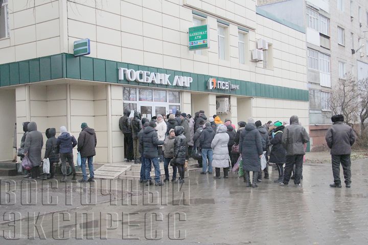 Кто крайний к специалисту?: как свердловчане часами пытаются попасть в Госбанк ЛНР