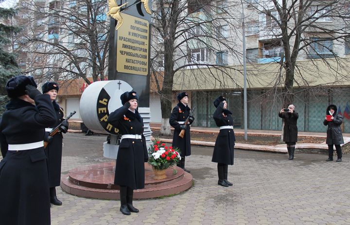 Краснодонцы возложили цветы к памятнику ликвидаторам аварии на ЧАЭС