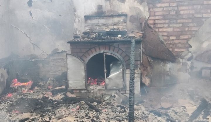 В одном из посёлков ЛНР сгорел двухэтажный жилой дом