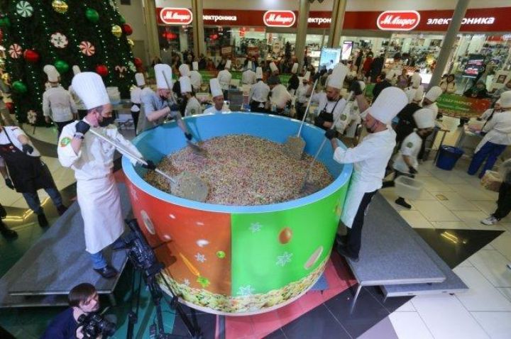 В одном из городов России приготовили гигантское оливье весом 4154 кг