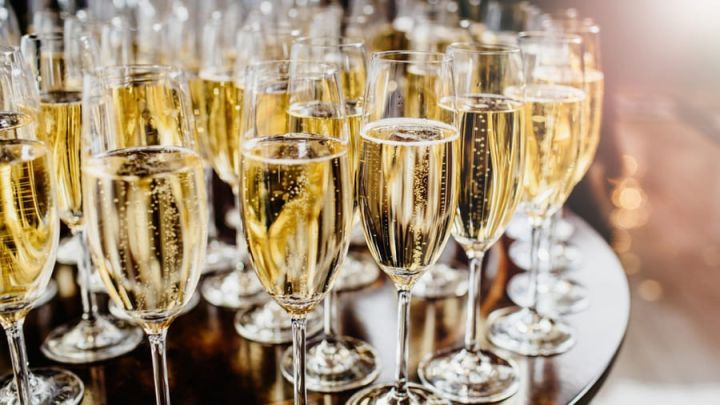 С 1 января в России подорожает шампанское