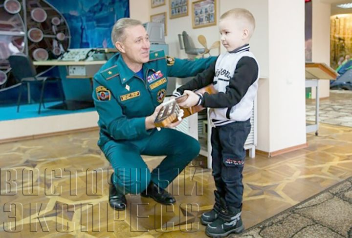 Юные свердловчане получили новогодние подарки в рамках акции «Ёлка желаний»